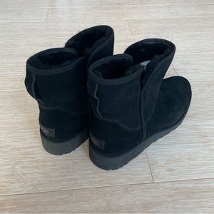 Black short Uggs 9.5